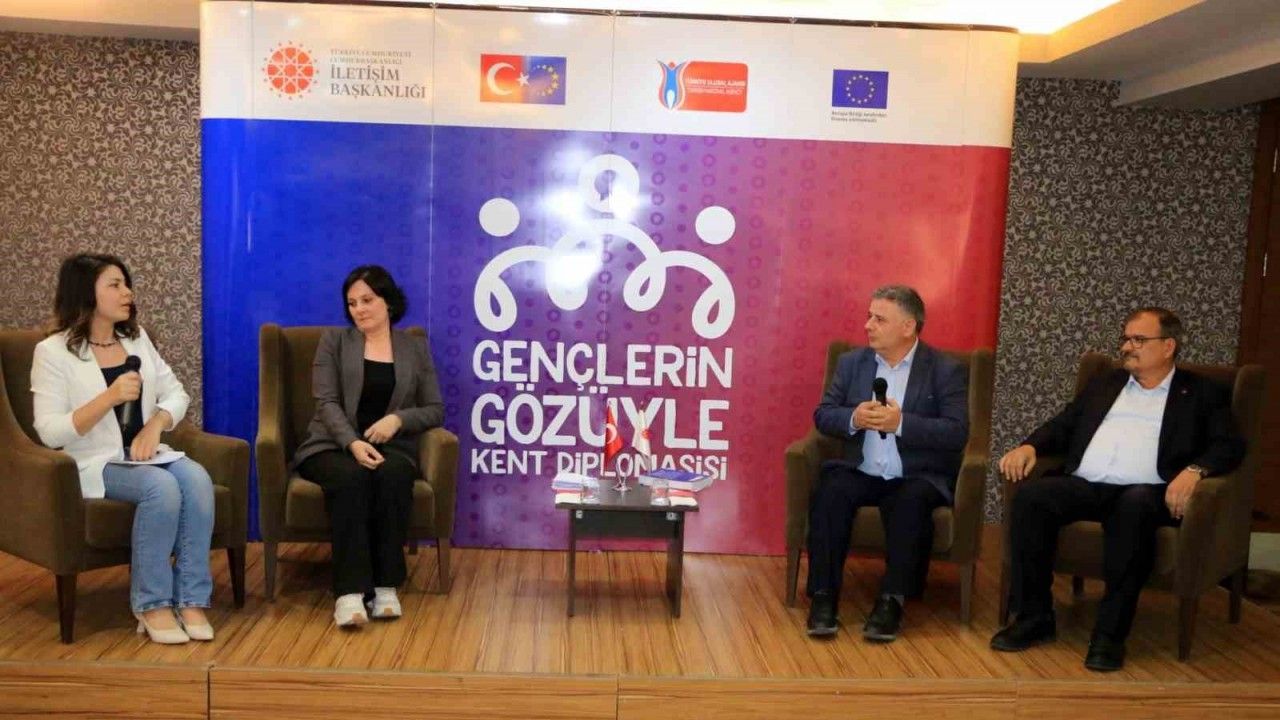 Erzincan’da “Gençlerin Gözüyle Kent Diplomasisi” Projesi Kapsamında Panel Düzenlendi