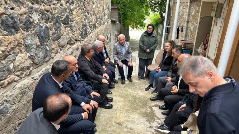 Toprak Altında Bulunan İşçilerin Ailelerine Ziyaret