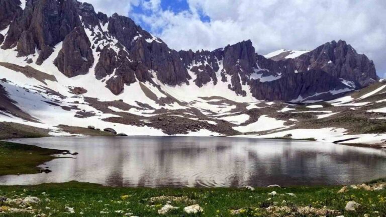 3000 Rakımlı Munzur Dağı’nda Yaz ve Kış Birarada Yaşanıyor