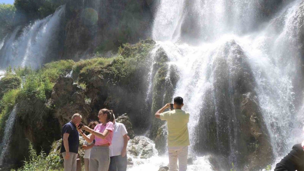 Doğa Harikası Şelalede Hafta Sonu Yoğunluğu