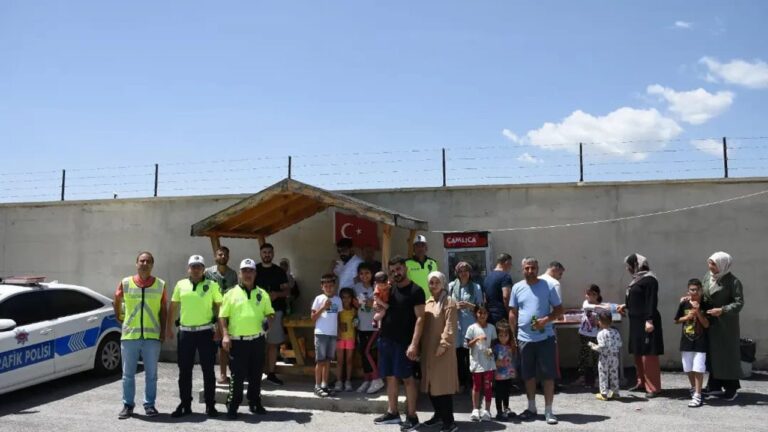 Erzincan Polisinden Denetim ve İkram