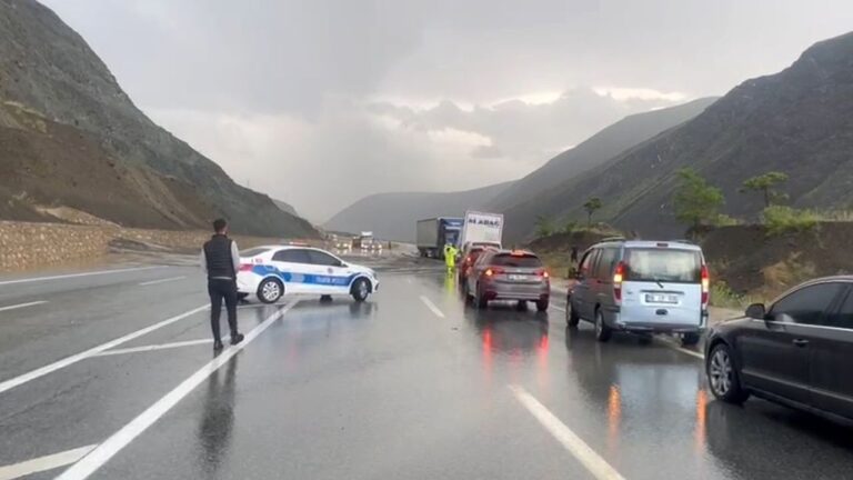 Erzincan – Sivas kara yolu heyelan nedeniyle ulaşıma kapandı