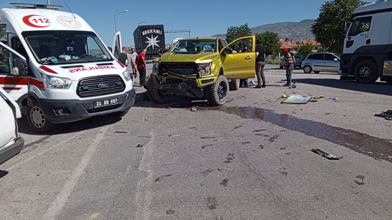 Tren Garı Köprüsünde Kaza; 2 Yaralı