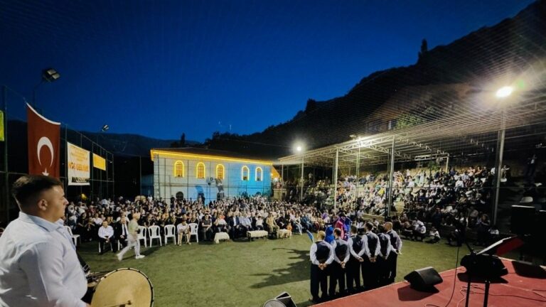 Kemaliye’de Koro ve Folklor Konseri İzleyenleri Büyüledi