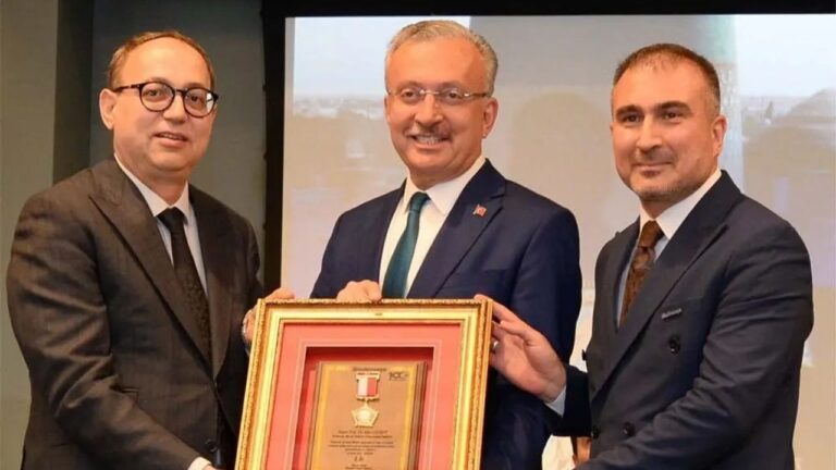 EBYÜ Rektörü Prof. Dr. Levent’e “Avrasya Hizmet Ödülü”