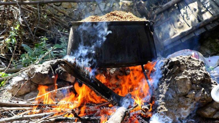 Yüzyıllardır Süren Geleneksel Yöntemlerle Pekmez Yapımı