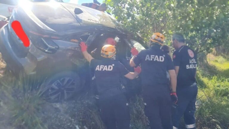 Araç içerisinde sıkışan yaralı sürücü AFAD ekiplerince kurtarıldı