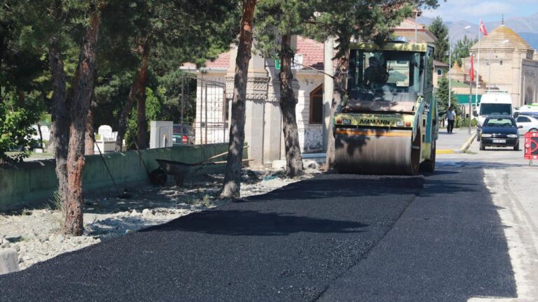 Terzibaba Mezarlığı’nda Asfalt Çalışması Yapılıyor