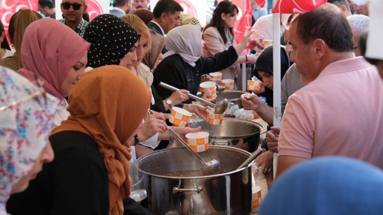 MHP Kadın Kolları Dörtyol’da Aşure Dağıttı