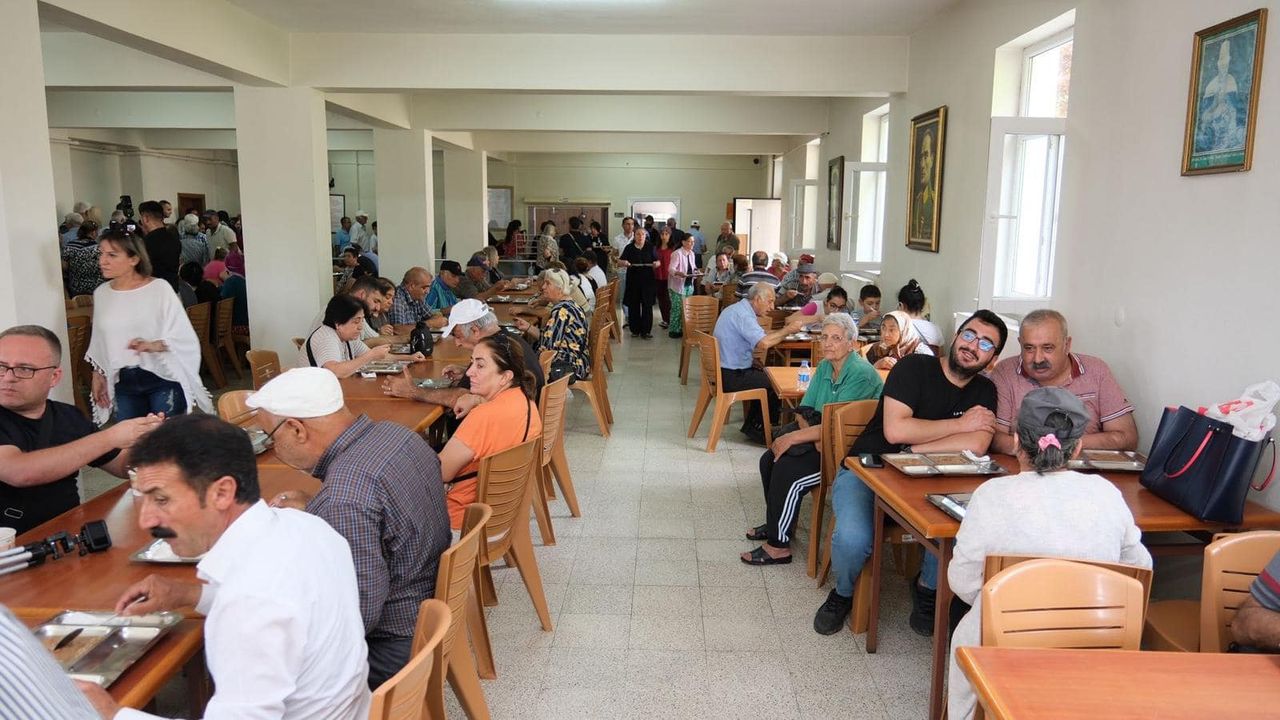 Cemevindeki Aşure Gününde Birlik Beraberlik Örneği Sergilendi