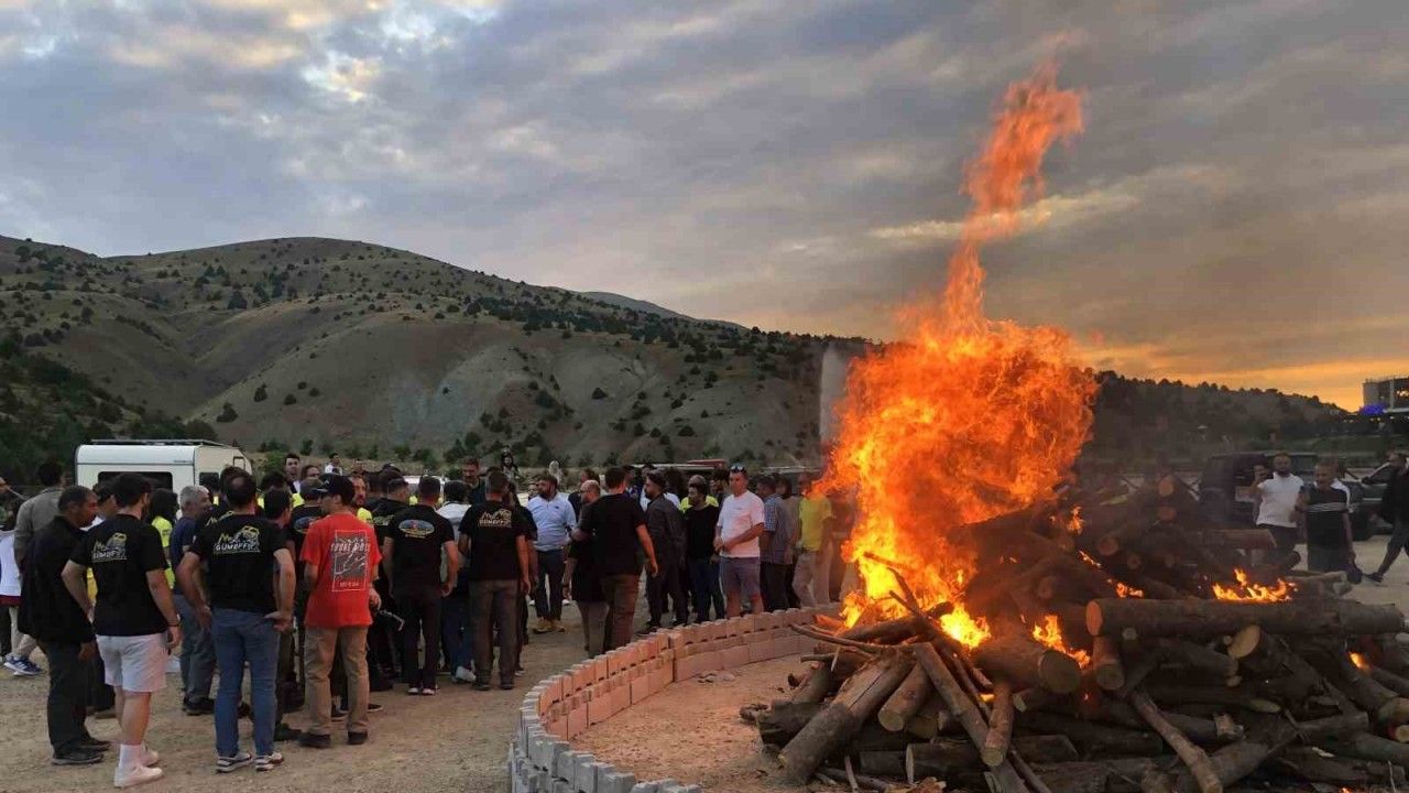 Dev kamp ateşi yakıldı, vali yanma tehlikesi atlattı