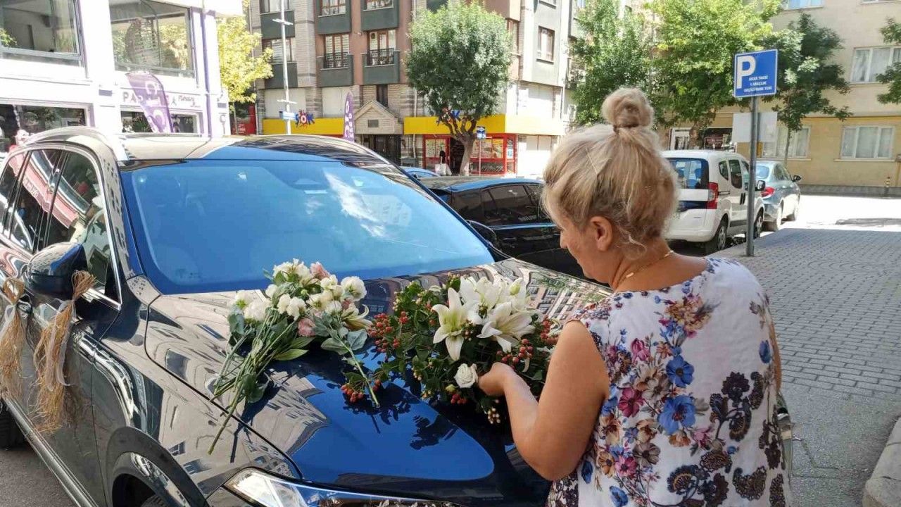 Düğün Sezonuyla Birlikte Çiçekçilerde ‘Gelin Arabası’ Yoğunluğu Başladı