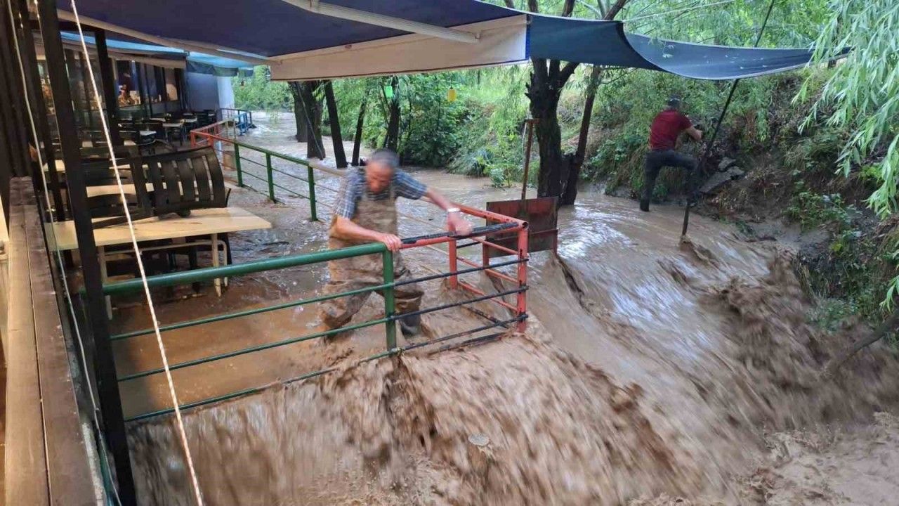 Erzincan’ın Turizm Beldesi Çağlayan’ı Sel Vurdu