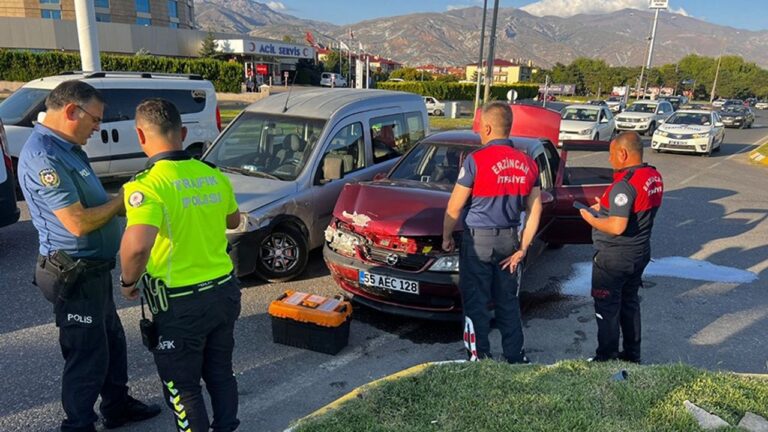 Emniyet Müdürlüğü Kavşağında Kaza; 2 Yaralı