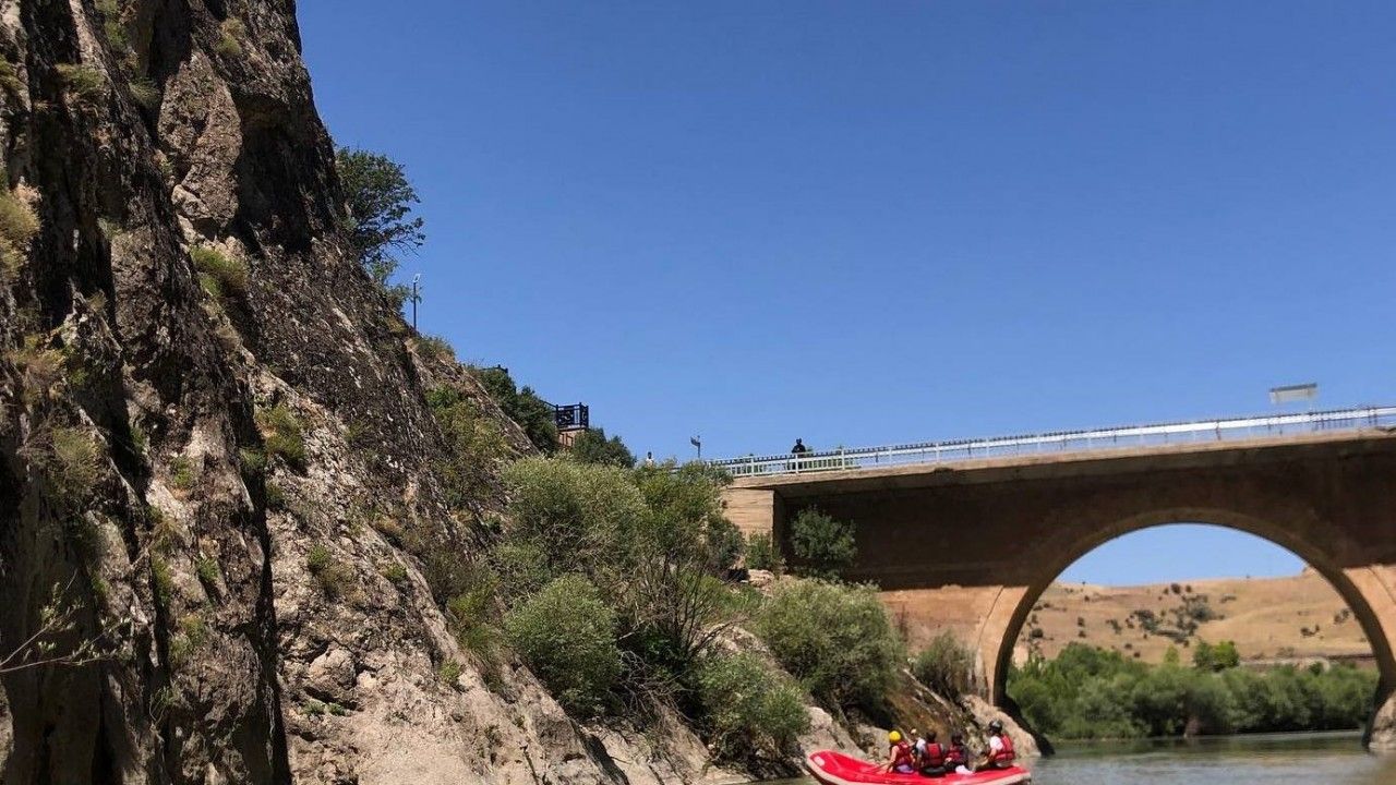 Kavurucu Sıcaklarda Rafting Yaparak Serinlediler