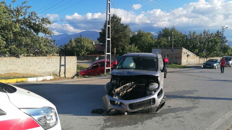 Geçit Mahallesinde Trafik Kazası; 2 Yaralı