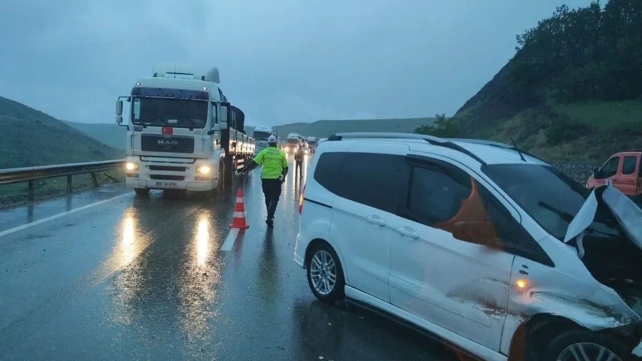 Erzincan Erzurum Karayolunda Zincirleme Kaza; 1 Yaralı