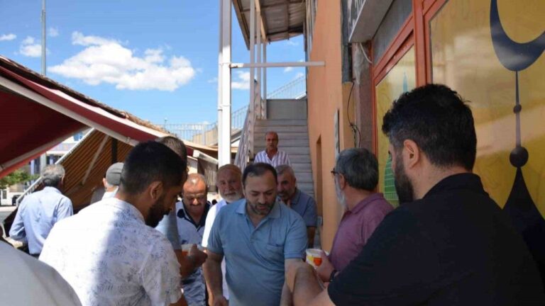 Tercan’da Camii Cemaatine Aşure Dağıtıldı