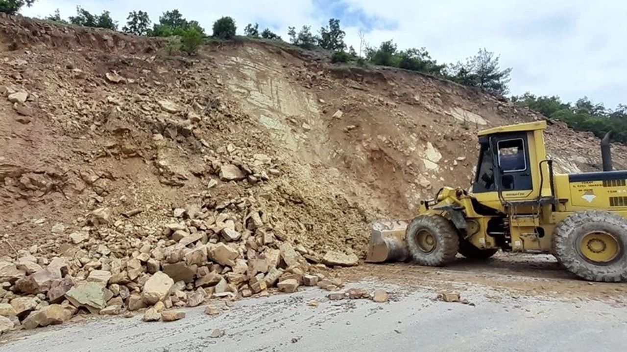 Dikkat! Sakaltutan Yakınlarında Yolda Toprak Kayması