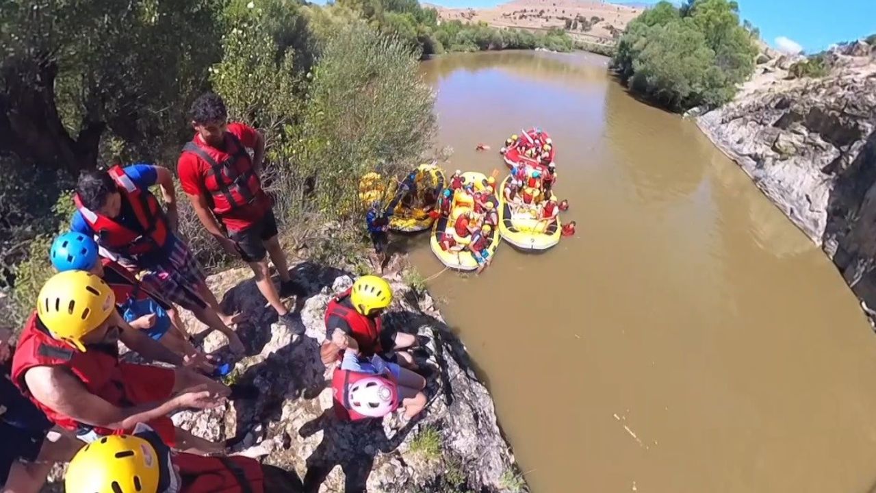 Babalar Çocuklarıyla Rafting Yaptı