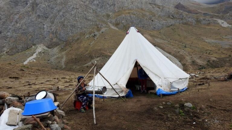 Göçebe Hayatların Çadırda Yaşam Mücadelesi