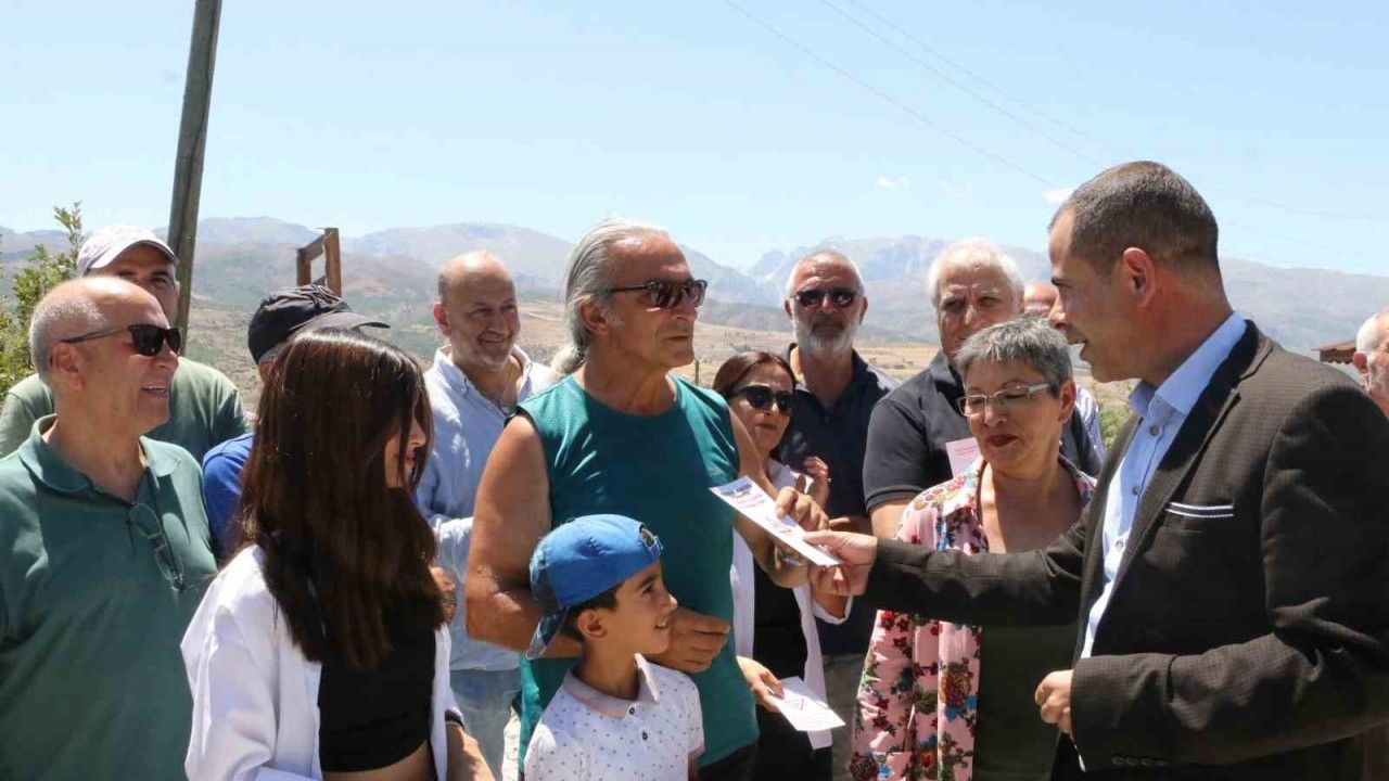 Sağlık Ekipleri Köylerde Keneye Karşı Vatandaşları Bilgilendiriyor