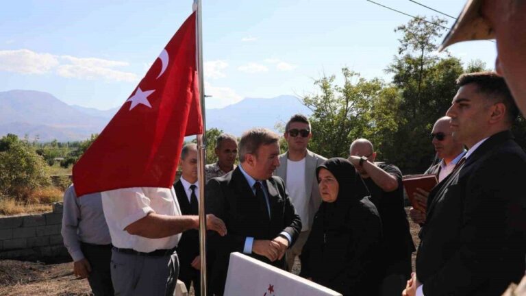 Şehit Mezarına Bayrak Asma Töreni Düzenlendi