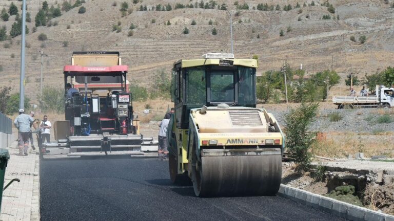 Başbağlar Mahallesinde Asfalt Serimi Yapılıyor