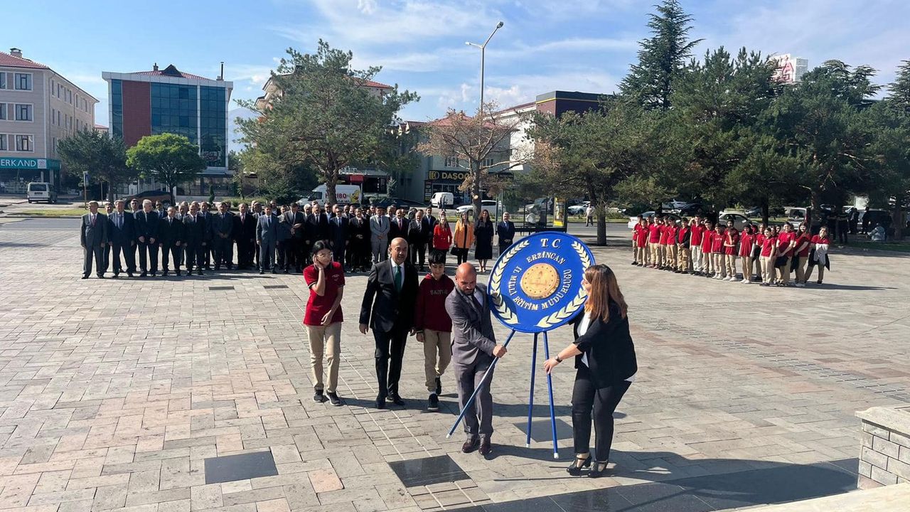 Eğitim Camiası Atatürk Anıtına Çelenk Sundu