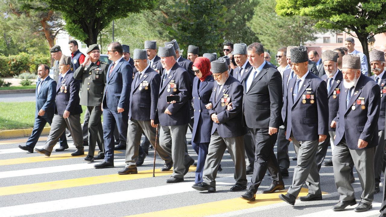 Kahramanlarla Yürüyoruz