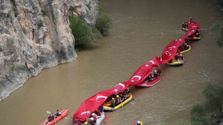 Rafting Yapan Gaziler Karasu Nehri’nde 50 Metre Uzunluğunda Türk Bayrağı Açtı