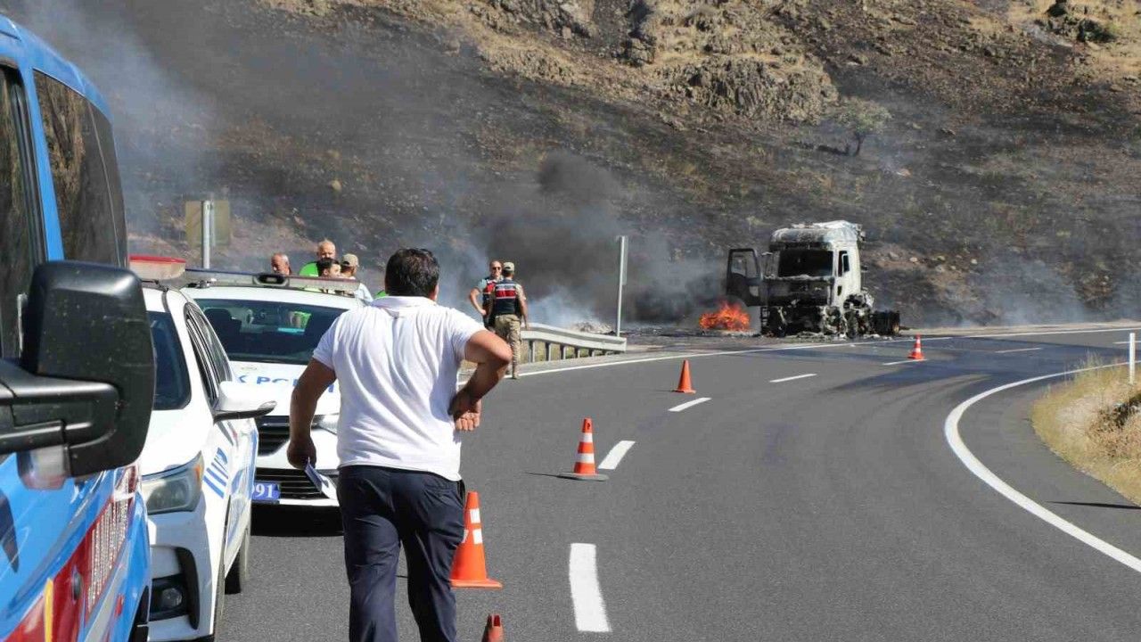 Seyir Halindeki Tır Alev Alev Yandı