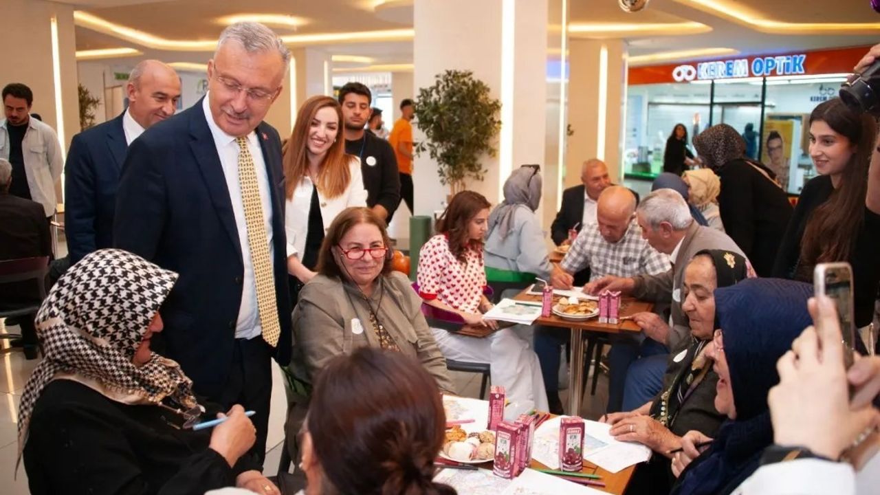 60 yaş üstü öğrenci adaylarına Tazelenme Üniversitesi anlatıldı