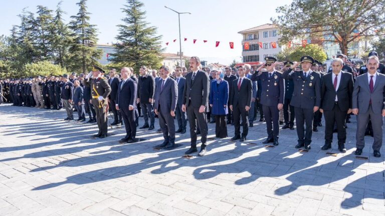 Çelenk Sunma Töreni Düzenlendi