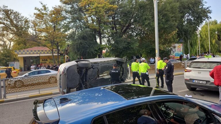 Saat Kulesi Önünde Otomobil Yan Yattı; 1 Hafif Yaralı