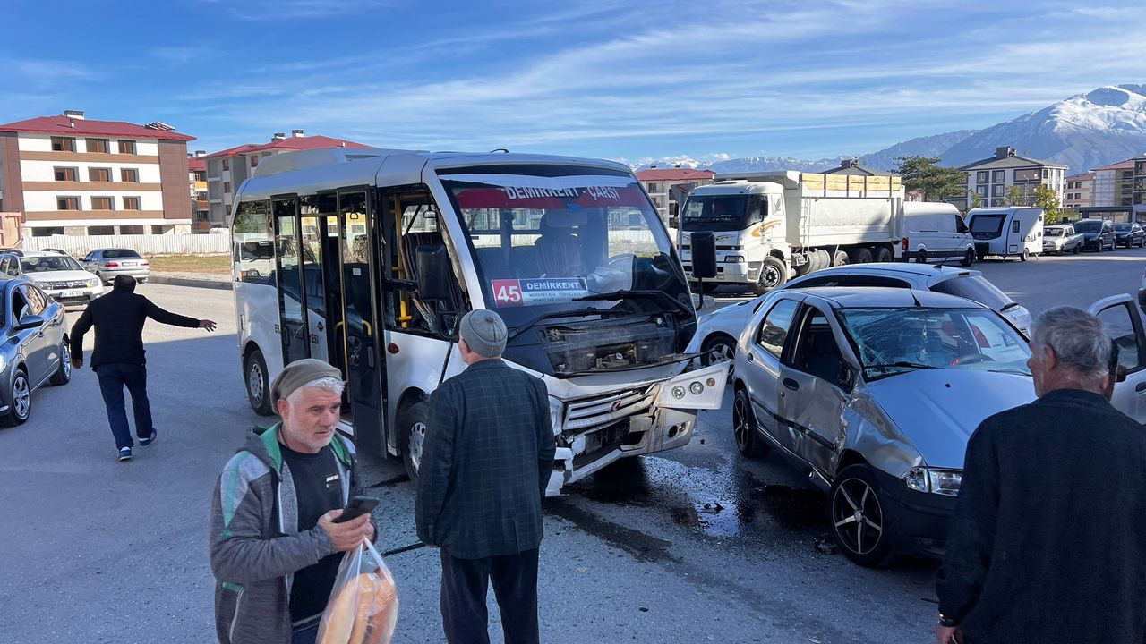 Kızılay Mahallesinde Trafik Kazası; 8 Yaralı