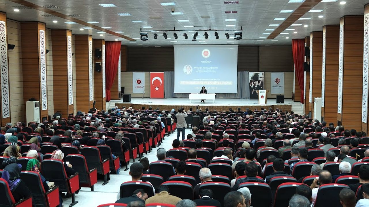 “Peygamberimiz ve Şahsiyet İnşası” Konulu Konferans Düzenlendi