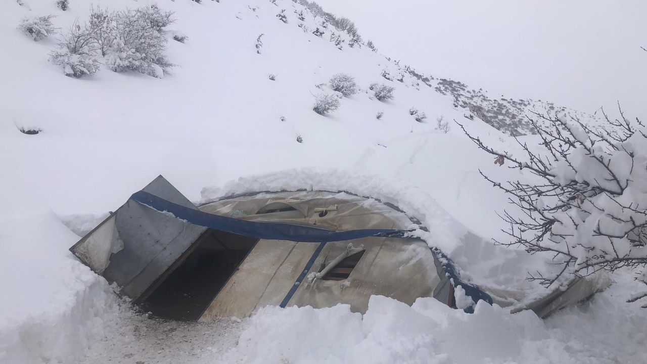 Kalecik Köyünde İki Ahır Çöktü