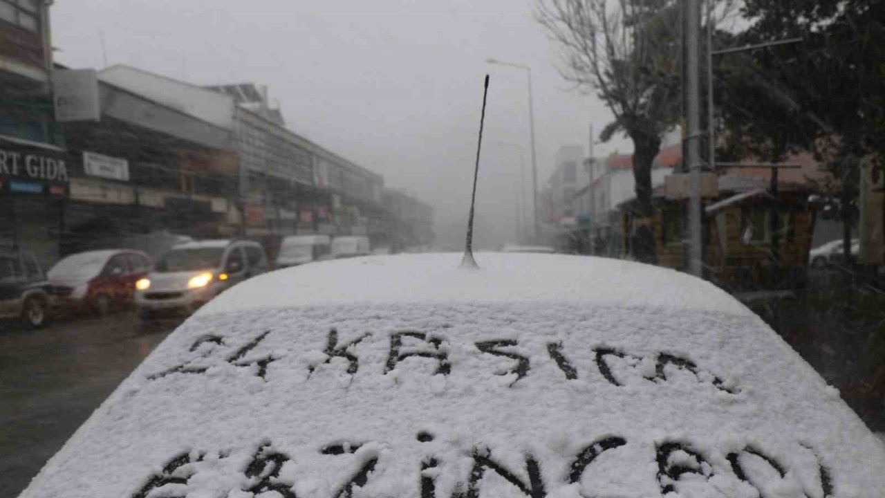 Erzincan Kent Merkezine Mevsimin İlk Karı Düştü, Tipi Hayatı Felç Etti