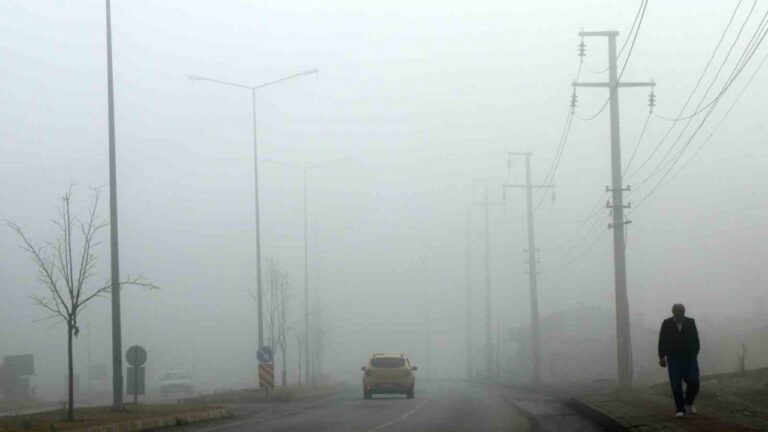 Erzincan’da Yoğun Sis: Görüş Mesafesi 30 Metreye Kadar Düştü