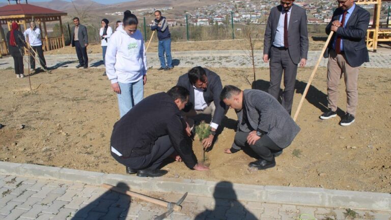 Otlukbeli İlçesinde Fidan Dikimi Etkinliği Düzenlendi