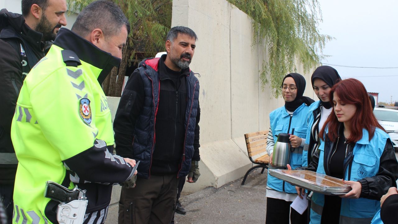 Erzincan Öğrenci Yurdu Öğrencilerinden Polislere Destek Ziyareti