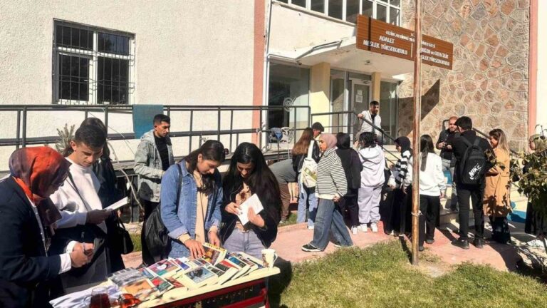 Güneşli Bir Günde Kitap Okuma Etkinliği