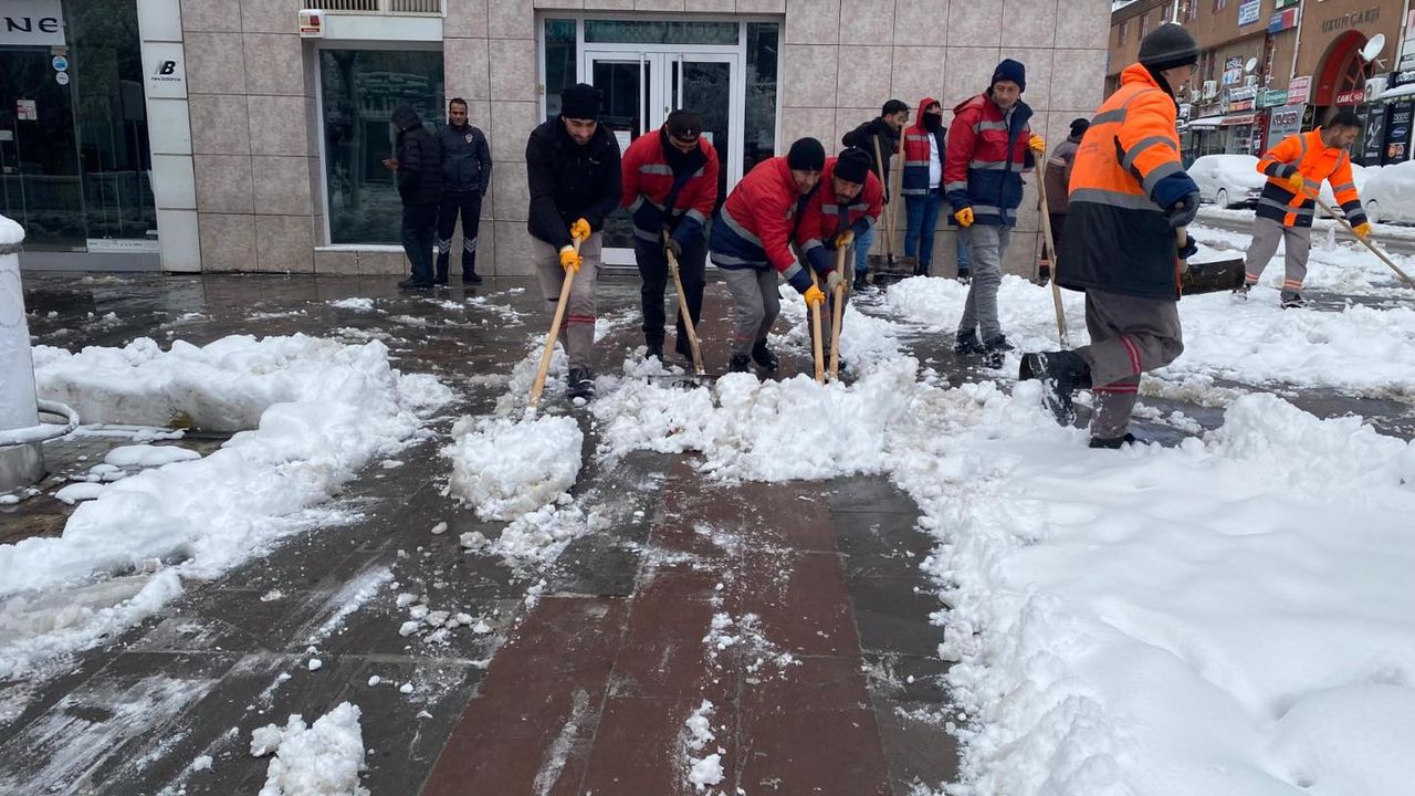 Erzincan Belediyesi Karla Mücadele Çalışmalarını Aralıksız Sürdürüyor