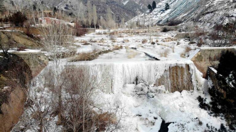 Erzincan’da Dereler Buz Tuttu