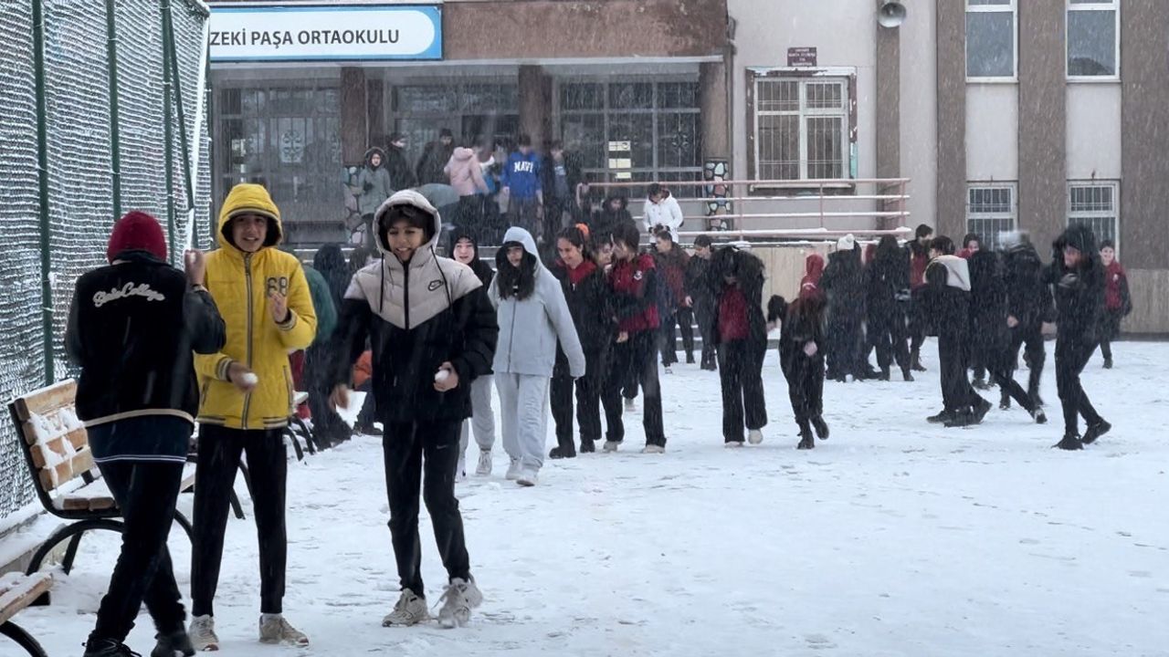 Erzincan’da Okullarda Kartopu Şenliği Yaşandı