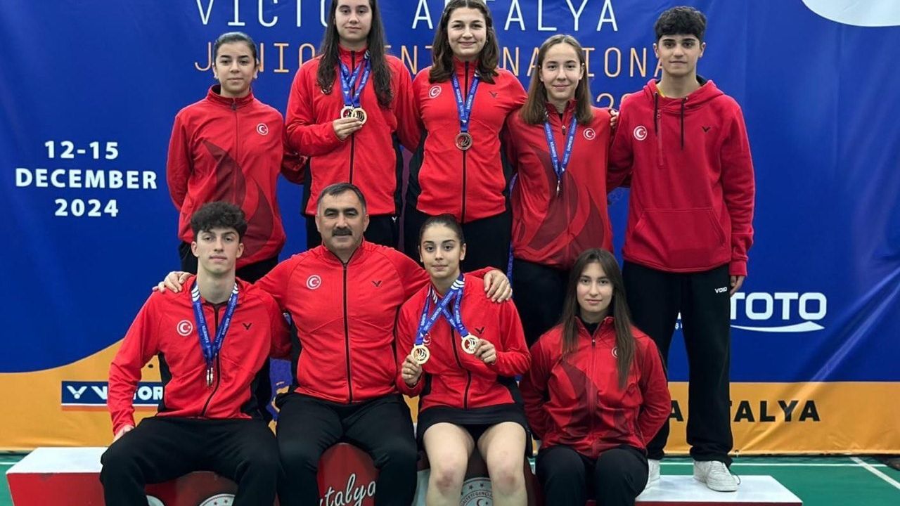 Erzincanlı genç badmintonculardan madalya yağmuru