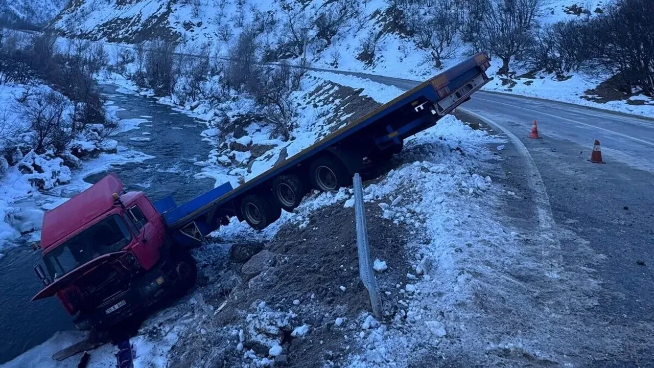 Erzincan- Pülümür Yolunda Tır Kazası