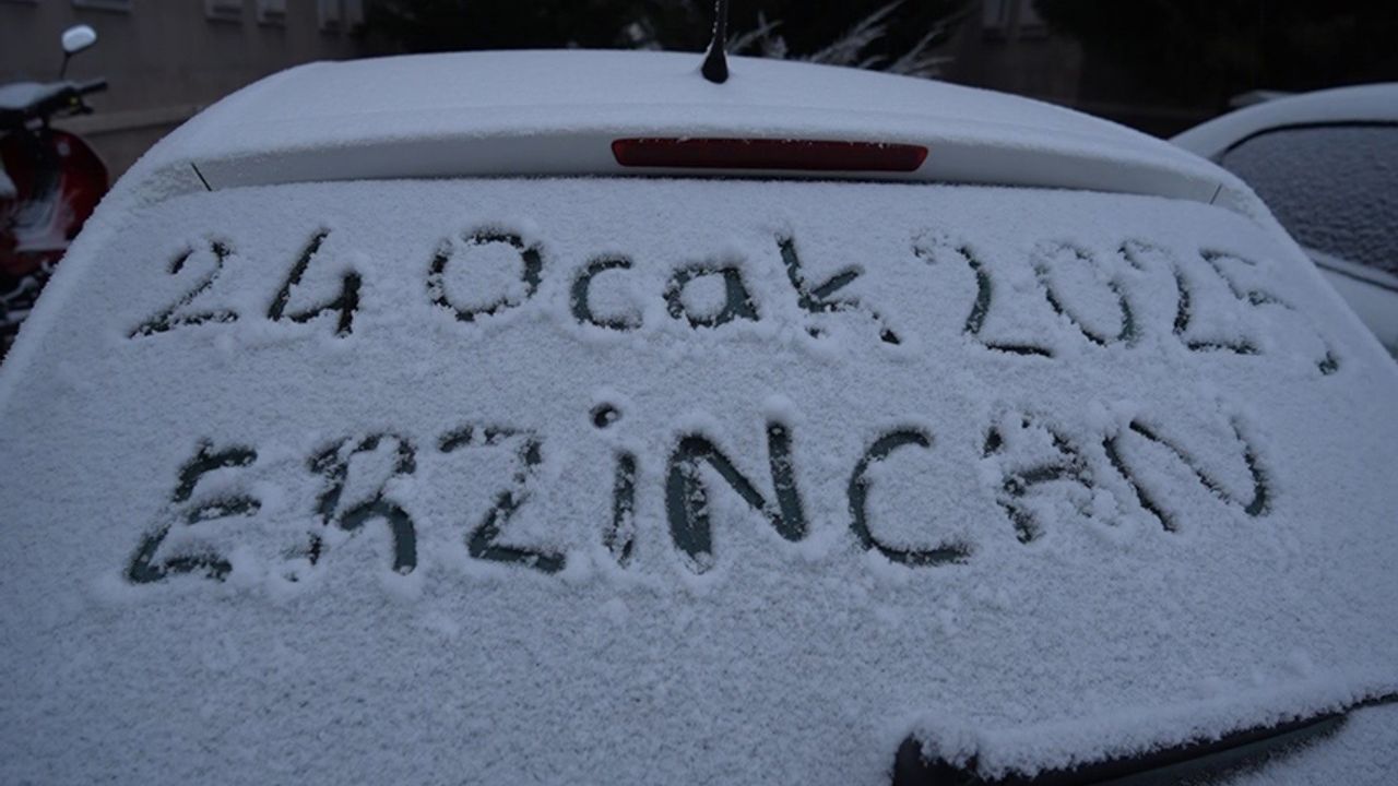 Erzincan’da sömestir tatilinde çocuklar kar heyecanı yaşadı