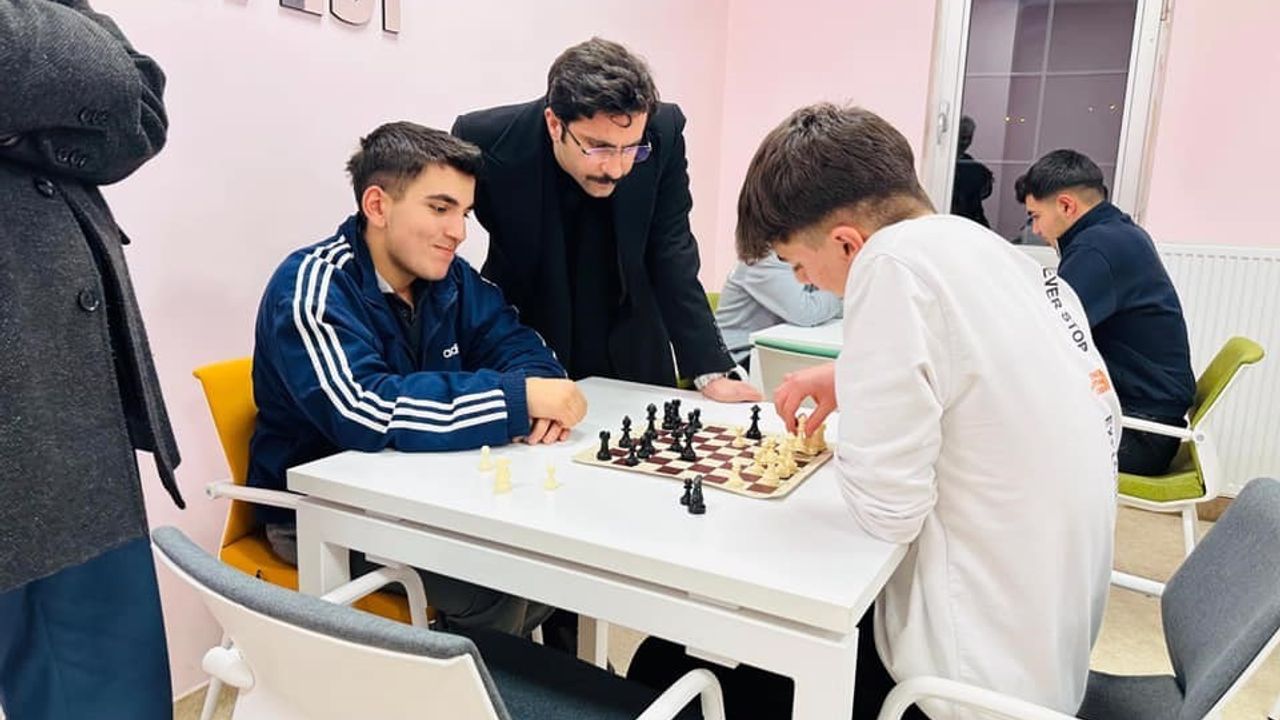 Değer Erzincan Projesi Kapsamında Refahiye’de Satranç ve Okçuluk Sınıfı Açıldı